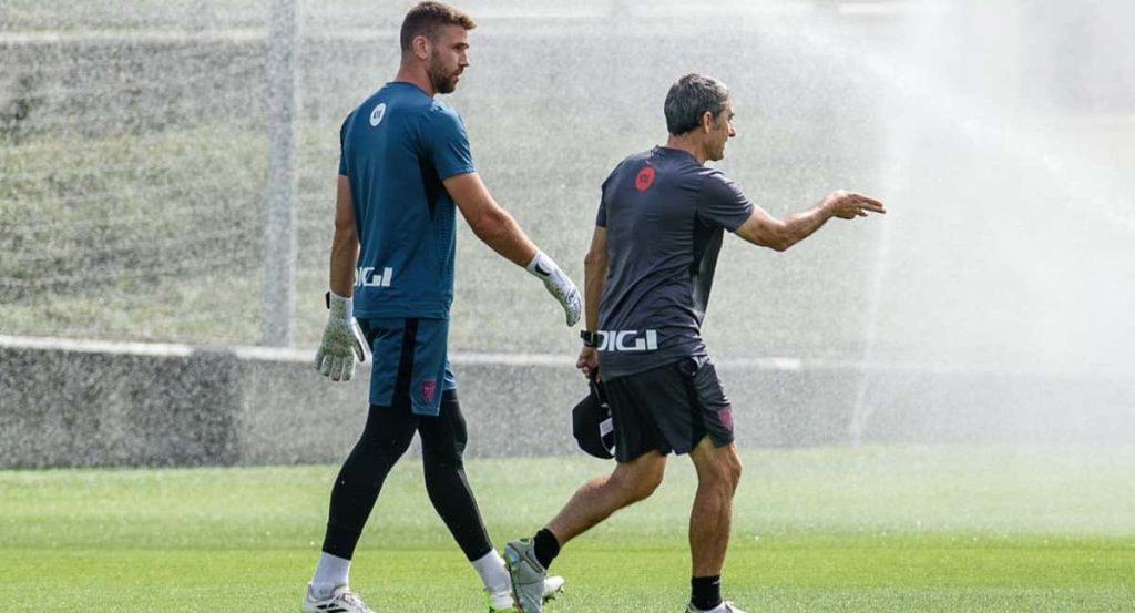 Unai Simón charla con Valverde en un entrenamiento en Lezama.