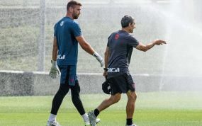 Unai Simón charla con Valverde en un entrenamiento en Lezama.