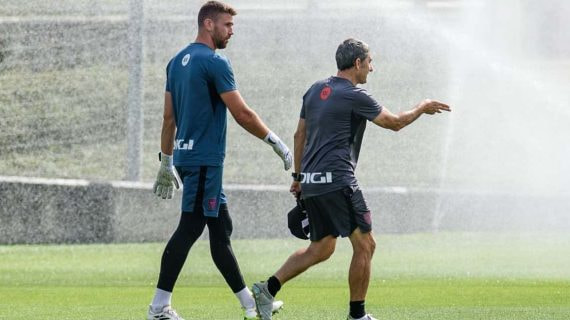 Unai Simón charla con Valverde en un entrenamiento en Lezama.