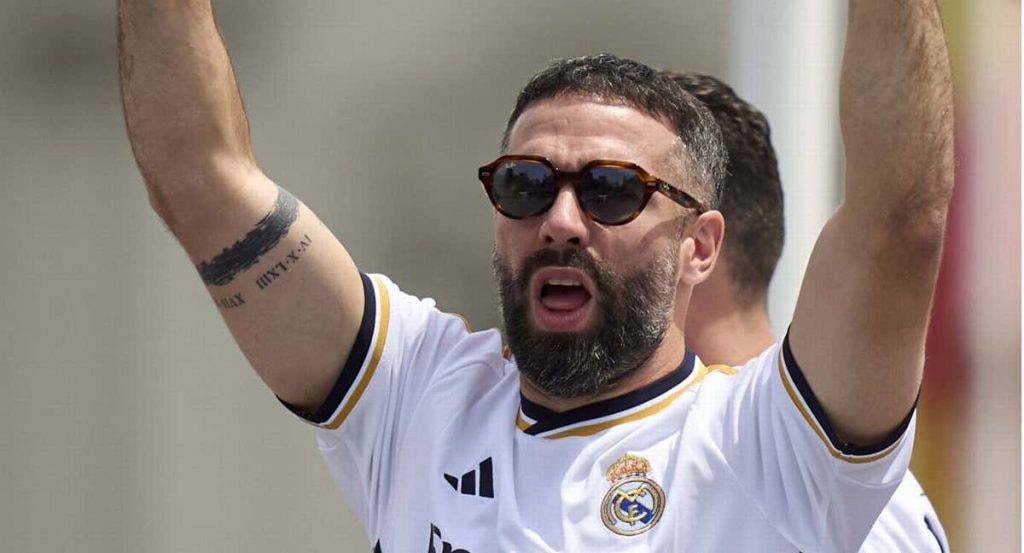Dani Carvajal, celebra la 36ª Liga del Real Madrid en Cibeles el pasado domingo.