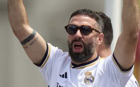 Dani Carvajal, celebra la 36ª Liga del Real Madrid en Cibeles el pasado domingo.