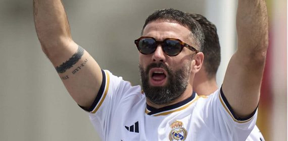 Dani Carvajal, celebra la 36ª Liga del Real Madrid en Cibeles el pasado domingo.