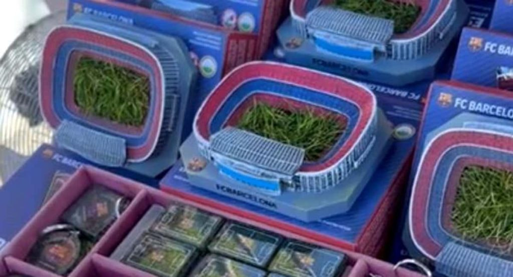 Imágenes de las cajas con césped del Camp Nou que vende el Barça.