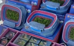 Imágenes de las cajas con césped del Camp Nou que vende el Barça.