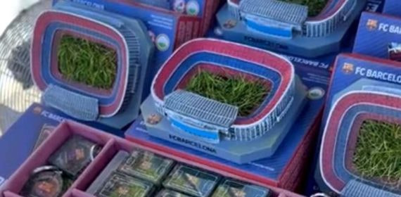 Imágenes de las cajas con césped del Camp Nou que vende el Barça.