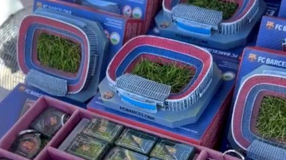 Imágenes de las cajas con césped del Camp Nou que vende el Barça.