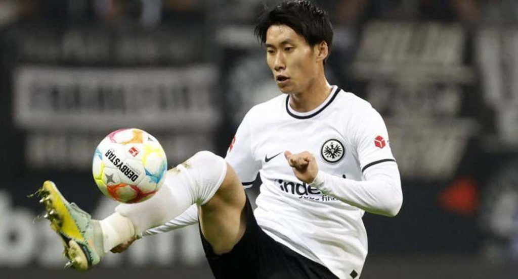 Daichi Kamada en acción durante un partido del Eintracht de Fráncfort.