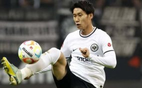 Daichi Kamada en acción durante un partido del Eintracht de Fráncfort.