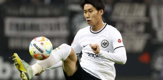 Daichi Kamada en acción durante un partido del Eintracht de Fráncfort.
