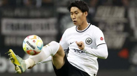 Daichi Kamada en acción durante un partido del Eintracht de Fráncfort.