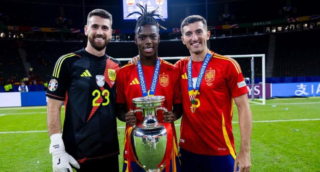 Unai Simón, Nico Williams y Dani Vivian posan con el trofeo de campeones de Europa.