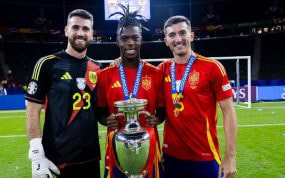 Unai Simón, Nico Williams y Dani Vivian posan con el trofeo de campeones de Europa.