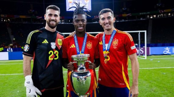 Unai Simón, Nico Williams y Dani Vivian posan con el trofeo de campeones de Europa.