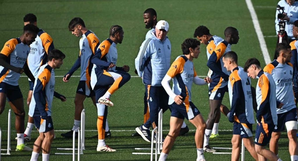 Carlo Ancelotti, durante un entrenamiento junto a los jugadores del Real Madrid.