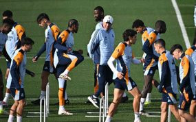Carlo Ancelotti, durante un entrenamiento junto a los jugadores del Real Madrid.
