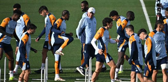 Carlo Ancelotti, durante un entrenamiento junto a los jugadores del Real Madrid.