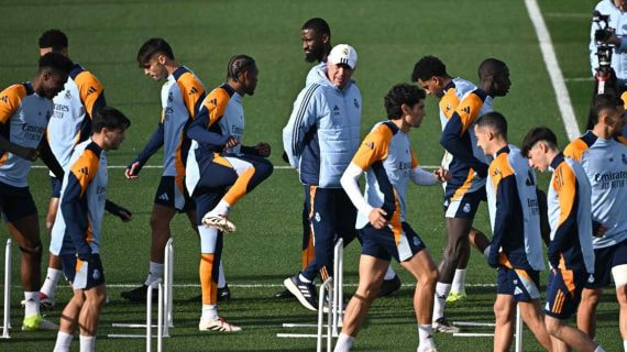 Carlo Ancelotti, durante un entrenamiento junto a los jugadores del Real Madrid.