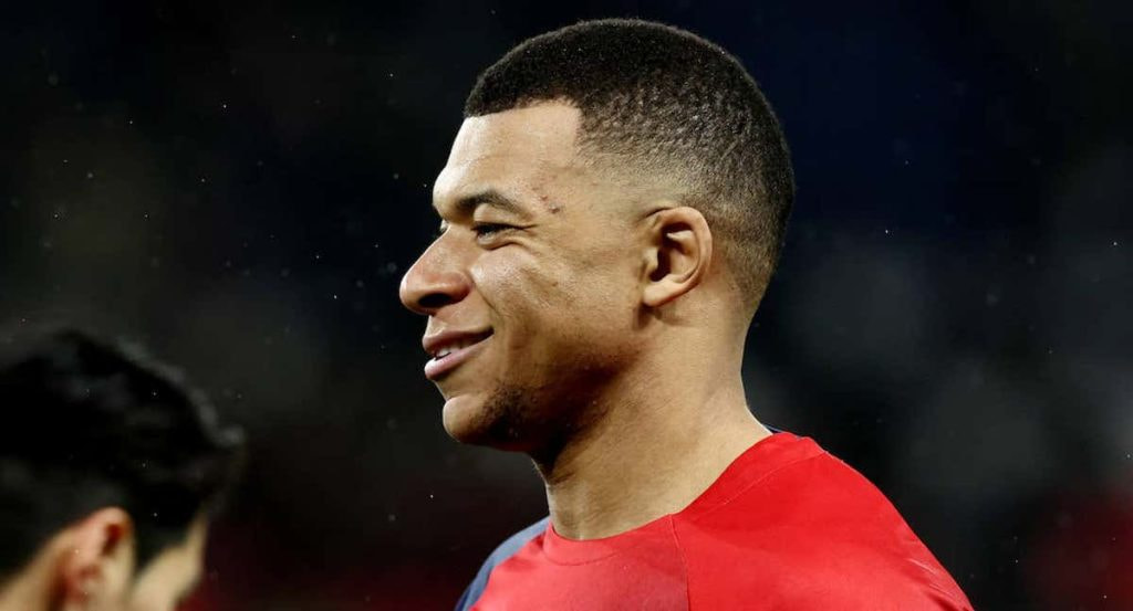 Mbappé, durante un calentamiento con el PSG.