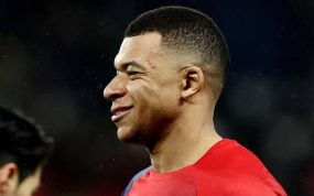 Mbappé, durante un calentamiento con el PSG.