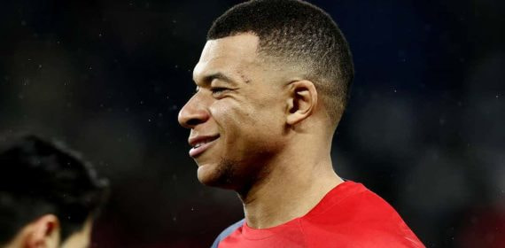 Mbappé, durante un calentamiento con el PSG.