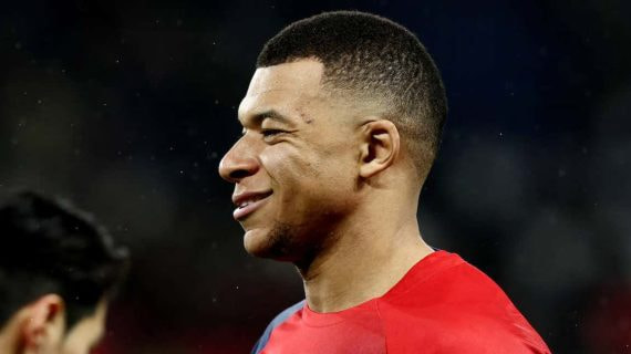Mbappé, durante un calentamiento con el PSG.