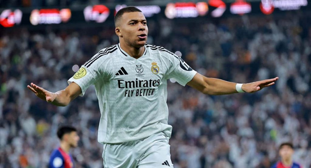 Mbappé celebra su gol al Barcelona en la final de la Supercopa.
