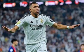 Mbappé celebra su gol al Barcelona en la final de la Supercopa.