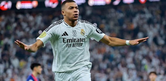Mbappé celebra su gol al Barcelona en la final de la Supercopa.