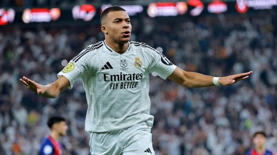 Mbappé celebra su gol al Barcelona en la final de la Supercopa.