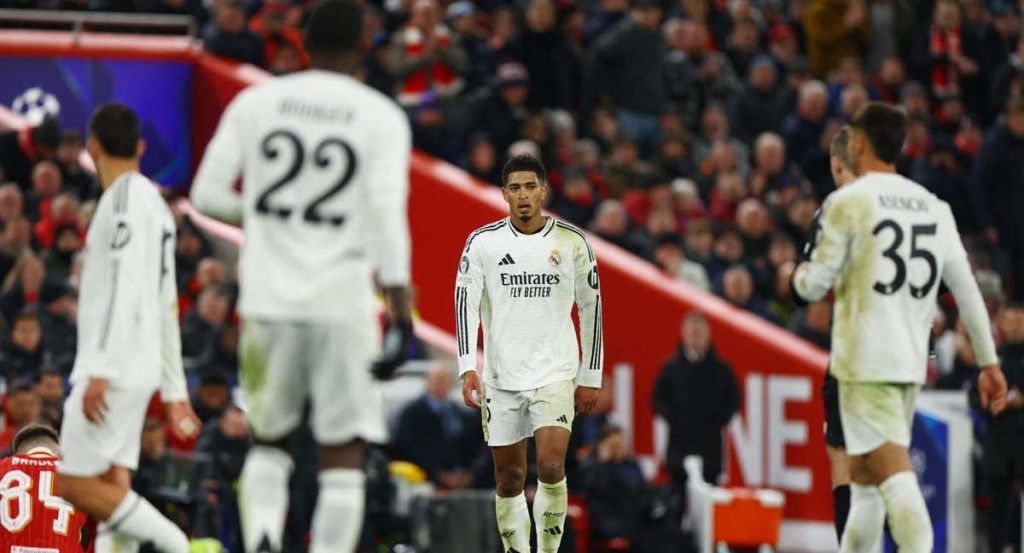 Los jugadores del Real Madrid tras la derrota en Anfield contra el Liverpool.