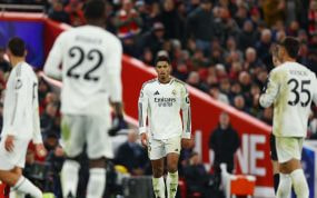 Los jugadores del Real Madrid tras la derrota en Anfield contra el Liverpool.