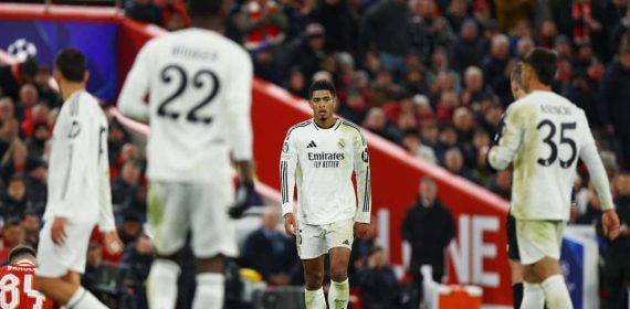 Los jugadores del Real Madrid tras la derrota en Anfield contra el Liverpool.