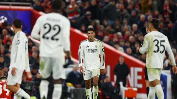 Los jugadores del Real Madrid tras la derrota en Anfield contra el Liverpool.
