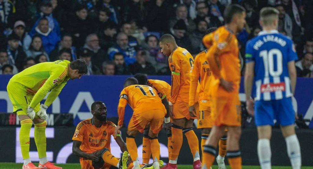 Rüdiger, al caer lesionado contra el Espanyol.