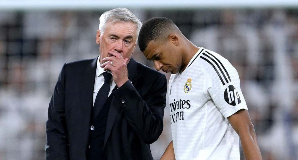Carlo Ancelotti habla con Kilyan Mbappé.