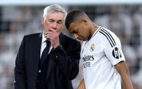 Carlo Ancelotti habla con Kilyan Mbappé.