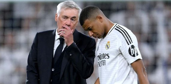 Carlo Ancelotti habla con Kilyan Mbappé.
