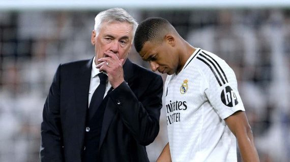 Carlo Ancelotti habla con Kilyan Mbappé.