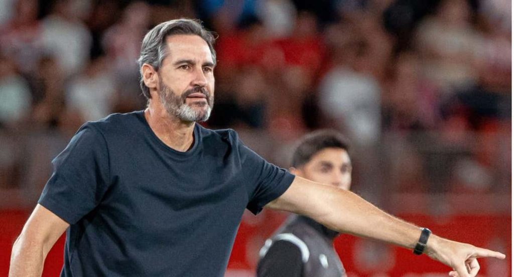 Vicente Moreno dirige un partido con el Almería esta temporada.