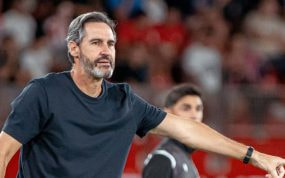 Vicente Moreno dirige un partido con el Almería esta temporada.