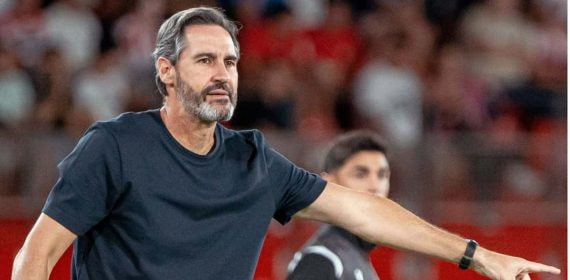Vicente Moreno dirige un partido con el Almería esta temporada.