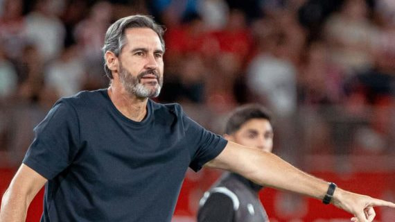 Vicente Moreno dirige un partido con el Almería esta temporada.