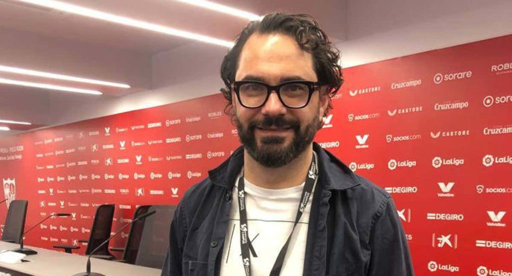 Víctor Orta atiende a Relevo desde la sala de prensa del Ramón Sánchez-Pizjuán.