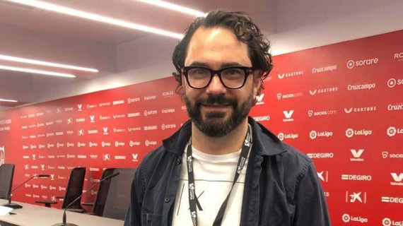 Víctor Orta atiende a Relevo desde la sala de prensa del Ramón Sánchez-Pizjuán.