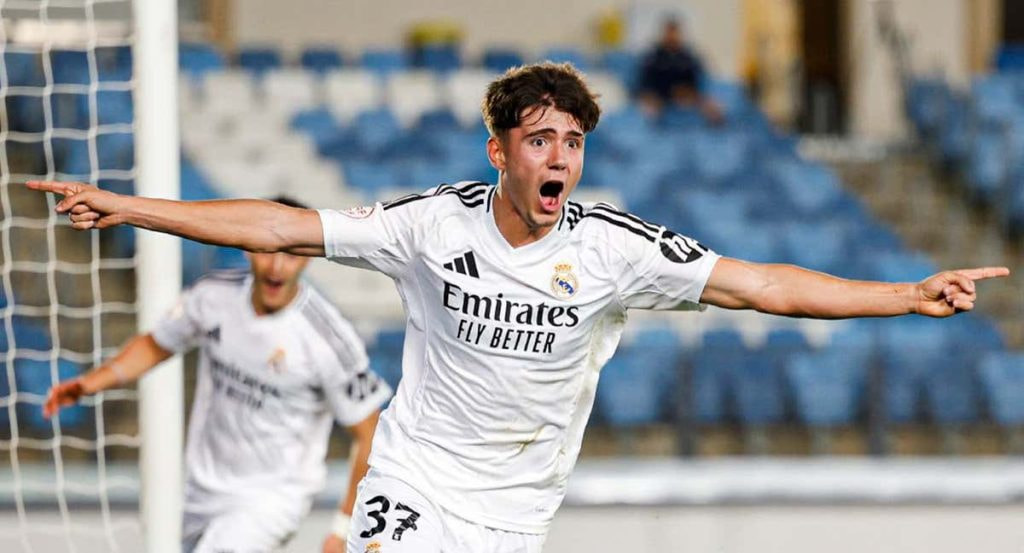 Víctor Valdepeñas celebra un gol.