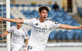 Víctor Valdepeñas celebra un gol.