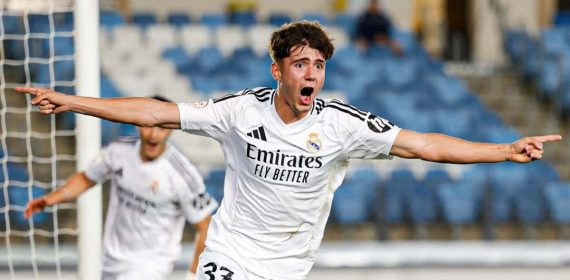 Víctor Valdepeñas celebra un gol.