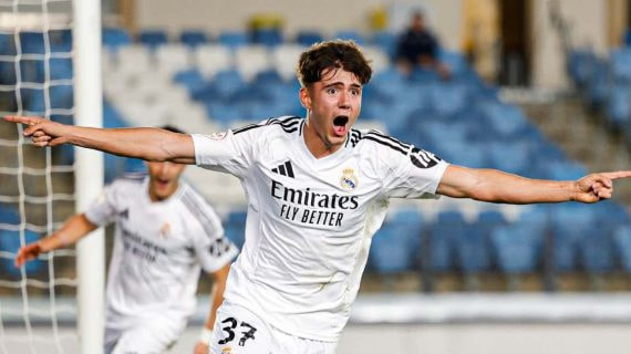 Víctor Valdepeñas celebra un gol.
