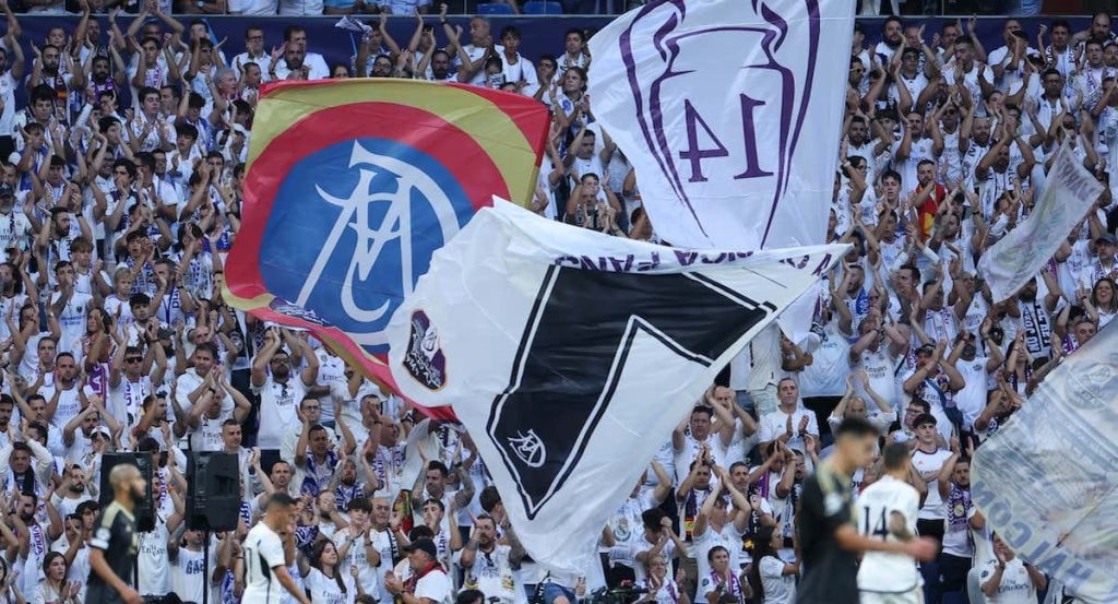 En el Real Madrid todavía ondean banderas con el 7 en recuerdo a Juanito.