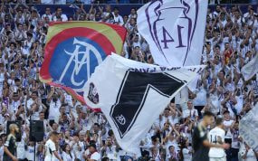 En el Real Madrid todavía ondean banderas con el 7 en recuerdo a Juanito.